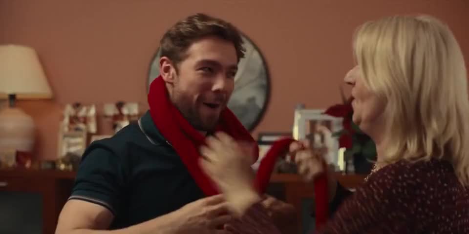 Clip of quote: Qué guapo. Ven aquí, guapa. Ven aquí.